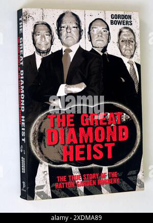 The Great Diamond Heist de Gordon Bowers. Vrai crime. Couverture de livre sur fond blanc. Configuration du studio. Banque D'Images