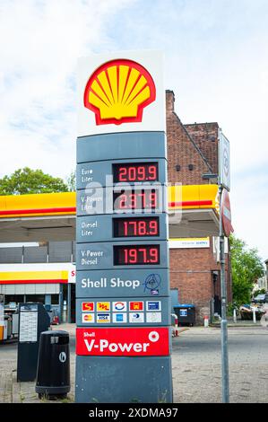 Colonne indiquant les prix du carburant en euros dans une station-service Shell à Leyde, aux pays-Bas Banque D'Images