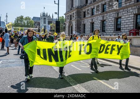 WESTMINSTER, LONDRES - 27 mai 2023 : des manifestants marchent lors d'une manifestation Kill the Bill à Londres Banque D'Images