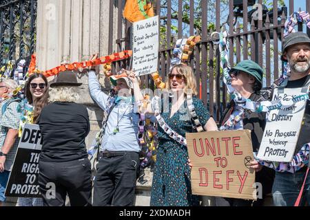 WESTMINSTER, LONDRES - 27 mai 2023 : des manifestants marchent lors d'une manifestation Kill the Bill à Londres Banque D'Images
