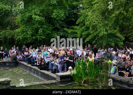 LONDRES, Royaume-Uni, 23 juin 2024 : les partisans de l'ancien dirigeant du Parti travailliste Jeremy Corbyn assistent à un rassemblement au Phillip Noel-Baker Peace Garden à Islington. Corbyn se présente comme candidat indépendant dans la circonscription d'Islington North aux prochaines élections générales. Crédit : Justin Griffiths-Williams/Alamy Live News Banque D'Images