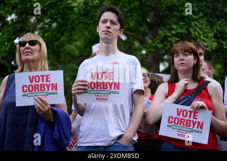 LONDRES, Royaume-Uni, 23 juin 2024 : les partisans de l'ancien dirigeant du Parti travailliste Jeremy Corbyn assistent à un rassemblement au Phillip Noel-Baker Peace Garden à Islington. Corbyn se présente comme candidat indépendant dans la circonscription d'Islington North aux prochaines élections générales. Crédit : Justin Griffiths-Williams/Alamy Live News Banque D'Images