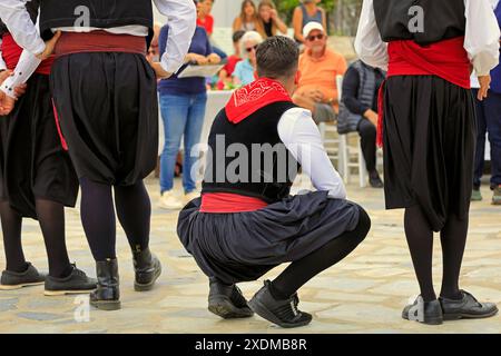 Île de Tilos, Dodécanèse. Scènes du tournage d'une émission de télévision sur la danse grecque qui sera diffusée en 2024. Prise en juin 2024. Banque D'Images