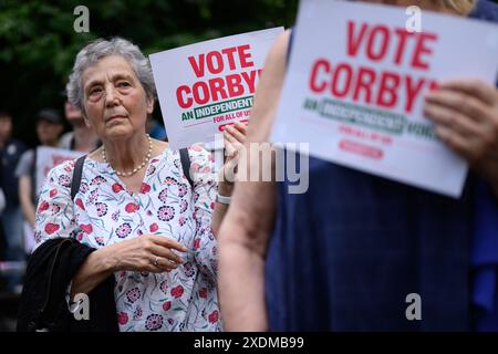 LONDRES, Royaume-Uni, 23 juin 2024 : les partisans de l'ancien dirigeant du Parti travailliste Jeremy Corbyn assistent à un rassemblement au Phillip Noel-Baker Peace Garden à Islington. Corbyn se présente comme candidat indépendant dans la circonscription d'Islington North aux prochaines élections générales. Crédit : Justin Griffiths-Williams/Alamy Live News Banque D'Images