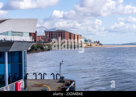 Liverpool, Merseyside, Angleterre, Royaume-Uni - 15 mai 2023 : le Musée de Liverpool et Tate Liverpool, vus de la rivière Mersey Banque D'Images