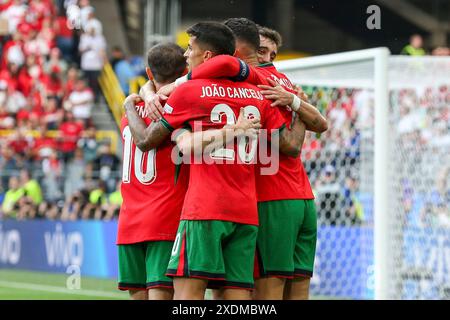 Dortmund, Allemagne. 22 juin 2024. Portugal Bruno Fernandes marque un BUT 0-3 et célèbre Portugal Joao Cancelo Portugal Bernardo Silva Portugal Cristiano Ronaldo lors du match Turquie vs Portugal UEFA Euro 2024 Groupe F au stade BVB, Dortmund, Allemagne le 22 juin 2024 crédit : Every second Media/Alamy Live News Banque D'Images