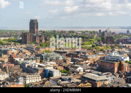 Liverpool, Merseyside, Angleterre, Royaume-Uni - 16 mai 2023 : vue sur les gratte-ciel de la ville Banque D'Images