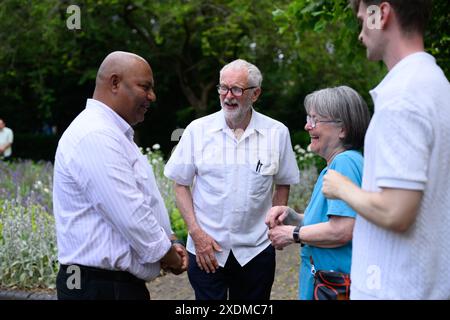 LONDRES, Royaume-Uni, 23 juin 2024 : Jeremy Corbyn, ancien chef du Parti travailliste, assiste à un rassemblement au Phillip Noel-Baker Peace Garden à Islington. Corbyn se présente comme candidat indépendant dans la circonscription d'Islington North aux prochaines élections générales. Crédit : Justin Griffiths-Williams/Alamy Live News Banque D'Images