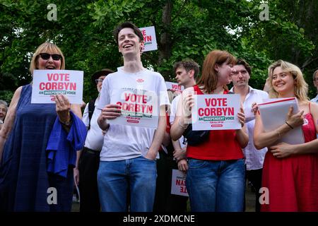 LONDRES, Royaume-Uni, 23 juin 2024 : les partisans de l'ancien dirigeant du Parti travailliste Jeremy Corbyn assistent à un rassemblement au Phillip Noel-Baker Peace Garden à Islington. Corbyn se présente comme candidat indépendant dans la circonscription d'Islington North aux prochaines élections générales. Crédit : Justin Griffiths-Williams/Alamy Live News Banque D'Images