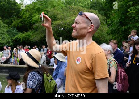 LONDRES, Royaume-Uni, 23 juin 2024 : les partisans de l'ancien dirigeant du Parti travailliste Jeremy Corbyn assistent à un rassemblement au Phillip Noel-Baker Peace Garden à Islington. Corbyn se présente comme candidat indépendant dans la circonscription d'Islington North aux prochaines élections générales. Crédit : Justin Griffiths-Williams/Alamy Live News Banque D'Images