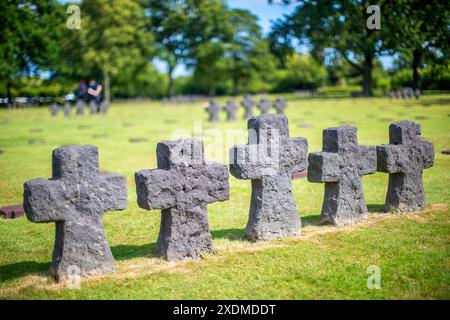 Monuments en croix de pierre dans le cimetière militaire allemand serein de Normandie, France, rendant hommage aux soldats tombés au combat. Banque D'Images