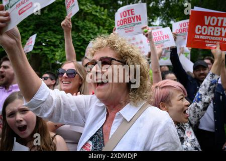 LONDRES, Royaume-Uni, 23 juin 2024 : les partisans de l'ancien dirigeant du Parti travailliste Jeremy Corbyn assistent à un rassemblement au Phillip Noel-Baker Peace Garden à Islington. Corbyn se présente comme candidat indépendant dans la circonscription d'Islington North aux prochaines élections générales. Crédit : Justin Griffiths-Williams/Alamy Live News Banque D'Images