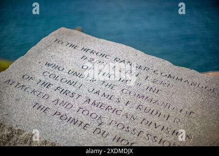 Gros plan d'une plaque honorant les Ranger Commandos à la pointe du hoc en Normandie, France. Mémorial de l'héroïsme de la seconde Guerre mondiale. Banque D'Images