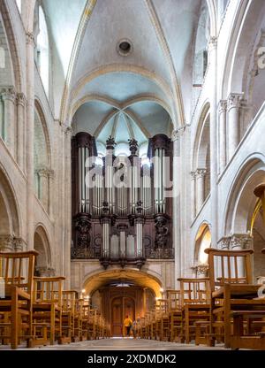 Cette image capture l'intérieur grandiose de l'abbaye des hommes, église Saint Etienne, située à Caen, Normandie, France. Banque D'Images