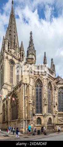 Église historique Saint-Sauveur à Caen, Normandie, France, capture l'architecture médiévale exquise et l'ambiance par une journée nuageuse. Banque D'Images