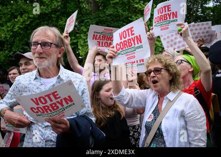 LONDRES, Royaume-Uni, 23 juin 2024 : les partisans de l'ancien dirigeant du Parti travailliste Jeremy Corbyn assistent à un rassemblement au Phillip Noel-Baker Peace Garden à Islington. Corbyn se présente comme candidat indépendant dans la circonscription d'Islington North aux prochaines élections générales. Crédit : Justin Griffiths-Williams/Alamy Live News Banque D'Images