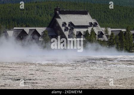 Vapeur se répandant autour de l'extérieur de l'Old Faithful Inn, parc national de Yellowstone, Wyoming ; États-Unis Banque D'Images