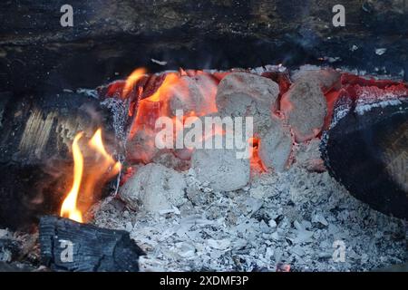 Feu de camp au charbon et au bois, braises et charbons brillants Banque D'Images