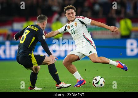 Stuttgart, Allemagne. 23 juin 2024. Callum Styles, de Hongrie, et Callum McGregor, d'Écosse, lors du match de l'UEFA Euro 2024 opposant l'Écosse à la Hongrie, groupe A, date 3, ont joué au Mercedes-Benz Arena Stadium le 23 juin 2024 à Stuttgart, en Allemagne. (Photo de Bagu Blanco//Sipa USA) crédit : Sipa USA/Alamy Live News Banque D'Images
