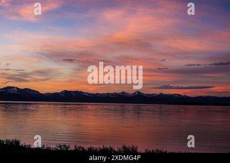 Lever de soleil et réflexions sur le lac Yellowstone avec la chaîne de montagnes Absaroka en arrière-plan. Parc national de Yellowstone , Wyoming ; États-Unis Banque D'Images