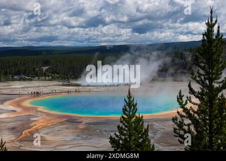Visiteurs autour de Grand Prismatic Spring, Midway Geyser Basin, parc national de Yellowstone dans le Wyoming États-Unis Banque D'Images