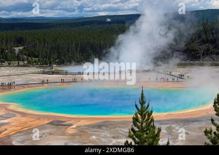 Visiteurs autour de Grand Prismatic Spring, Midway Geyser Basin, parc national de Yellowstone dans le Wyoming États-Unis Banque D'Images