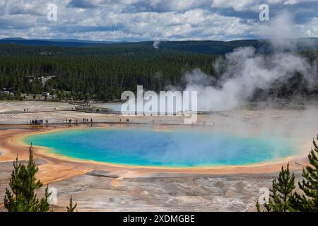 Visiteurs autour de Grand Prismatic Spring, Midway Geyser Basin, parc national de Yellowstone dans le Wyoming États-Unis Banque D'Images