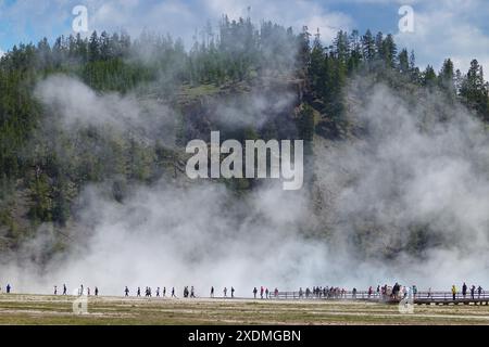 Visiteurs autour de Grand Prismatic Spring, Midway Geyser Basin, parc national de Yellowstone dans le Wyoming États-Unis Banque D'Images
