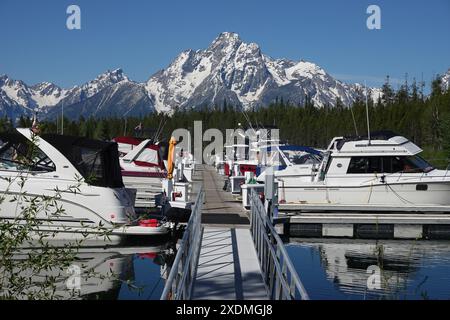 Colter Bay Village Marina quai de bateau sur Jackson Lake avec les montagnes enneigées de Grand Teton en arrière-plan dans le parc national de Grand Teton , Wyoming Banque D'Images