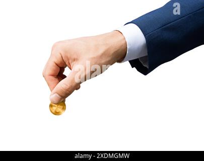Main d'homme en costume saisissant une pièce générique d'or sur un fond blanc Uni Banque D'Images