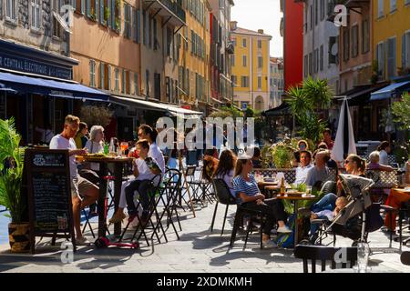 Restaurant terrasse touristique été sur la Côte d'Azur Banque D'Images