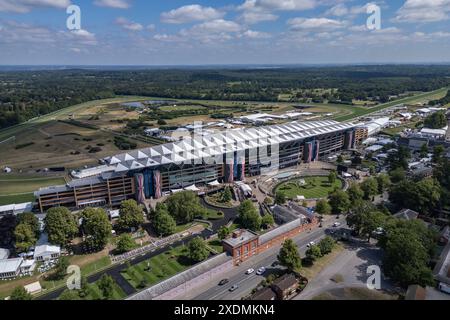 Vue aérienne de la tribune principale de l'hippodrome d'Ascot, Berkshire, Royaume-Uni. Banque D'Images