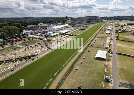 Ligne droite principale de l'hippodrome d'Ascot, Berkshire, Royaume-Uni. Banque D'Images