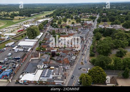 Vue aérienne de la High Street à Ascot, Berkshire, Royaume-Uni. Banque D'Images