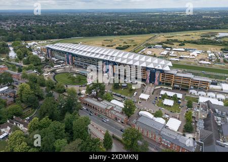 Vue aérienne de la tribune principale de l'hippodrome d'Ascot, Berkshire, Royaume-Uni. Banque D'Images