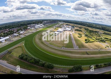 Vue aérienne grand angle du dernier virage du circuit Old Mile menant à la ligne droite principale à Ascot Racecourse, Berkshire, Royaume-Uni. Banque D'Images