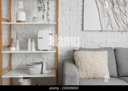 Petit réfrigérateur cosmétique sur étagère dans le salon Banque D'Images