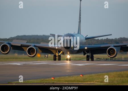 63-8878 - USAF Boeing KC-135 Stratotanker taxiing à RAF Mildenhall, Suffolk, Royaume-Uni Banque D'Images