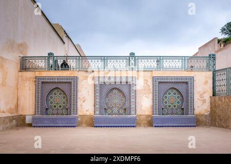 Meknès, Maroc - 21 mars 2024 : 3 fontaines près de l'entrée du mausolée de Moulay Ismail à Meknès. Le mausolée de Moulay Ismail est un tombeau et un mosqué Banque D'Images