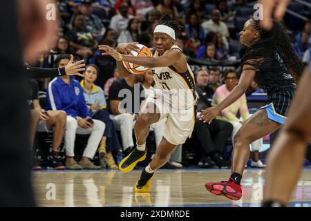 Chicago, États-Unis. 23 juin 2024. Chicago, USA, 23 juin 2024 : Erica Wheeler (17 Indiana Fever) se dirige vers le panier pendant le match entre le Chicago Sky et Indiana Fever le dimanche 23 juin 2024 à Wintrust Arena, Chicago, USA. (PAS D'USAGE COMMERCIAL) (Shaina Benhiyoun/SPP) crédit : SPP Sport Press photo. /Alamy Live News Banque D'Images