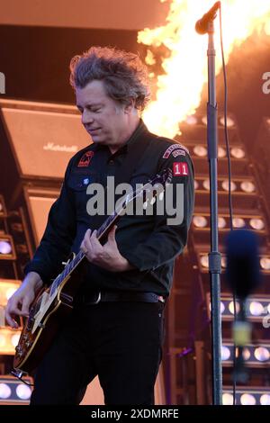 Newport, Royaume-Uni. 23 juin 2024. Jason White guitariste se produit en concert avec le groupe punk américain Green Day au Festival de l'île de Wight. Crédit : SOPA images Limited/Alamy Live News Banque D'Images