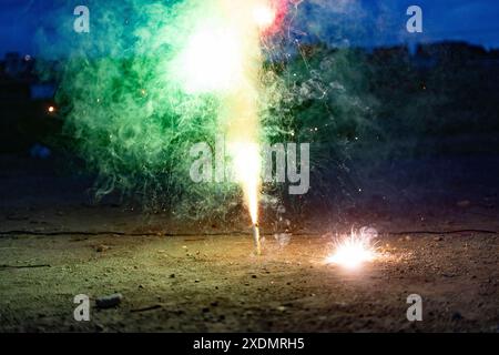 Barcelone, Espagne. 23 juin 2024. La Catalogne célèbre la nuit de Saint Jean avec des feux d'artifice, de la musique et un dîner entre amis et en famille. Cataluña celea la noche de San Juan con petardos, Música y cena entre amigos y familiares. Actualités politique -Barcelone, Espagne dimanche 22 juin 2024 (photo par Eric Renom/LaPresse) crédit : LaPresse/Alamy Live News Banque D'Images