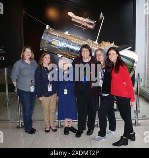 Le Dr Nancy Grace Roman, première chef de l'astronomie de la NASA et « la mère de Hubble », visite le Centre de contrôle des opérations du télescope spatial au Goddard Space Flight Center de la NASA le 31 mars 2017, et rencontre des femmes du projet de télescope spatial Hubble. De gauche à droite : Beverly Serrano, Morgan Van Arsdall, Nancy Grace Roman, Olivia Lupie, PADI Boyd, et Erin Kisliuk. Banque D'Images