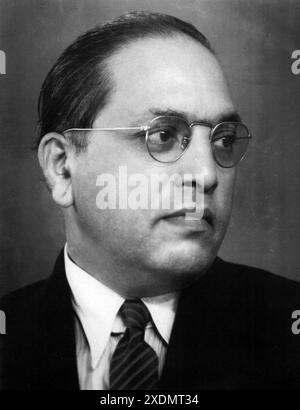 Dr Bhimrao Ramji Ambedkar, chef du comité de rédaction de la constitution indienne et ministre du droit dans le premier cabinet de Jawaharlal Nehru Banque D'Images