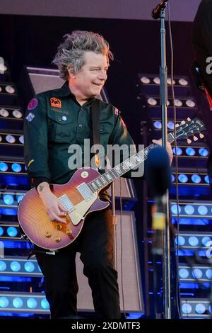 Newport, Royaume-Uni. 23 juin 2024. Jason White guitariste se produit en concert avec le groupe punk américain Green Day au Festival de l'île de Wight. (Photo Dawn Fletcher-Park/SOPA images/SIPA USA) crédit : SIPA USA/Alamy Live News Banque D'Images