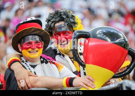 23 juin 2024, Hesse, Francfort/M. : Football : Championnat d'Europe, Suisse - Allemagne, tour préliminaire, groupe A, jour de match 3, Frankfurt Arena, les fans allemands encouragent avec un trophée. Photo : Christian Charisius/dpa Banque D'Images