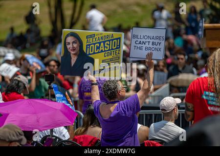 NEW YORK, NEW YORK - 22 JUIN : Sen. Bernie Sanders (I-VT), Rep. Alexandria Ocasio-Cortez, (d-NY), et Rep. Jamaal Bowman (d-NY) tiennent un rallye et un coup d'envoi le week-end avant la primaire démocratique de New York dans Mary's Park le 22 JUIN 2024 dans l'arrondissement du Bronx à New York City. (Photo de Michael Nigro/Sipa USA) crédit : Sipa USA/Alamy Live News Banque D'Images