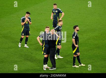 Le sélectionneur écossais Steve Clarke (au centre, à droite) console Scott McTominay (au centre, à gauche) après le match du Groupe A de l'UEFA Euro 2024 à la Stuttgart Arena, en Allemagne. Date de la photo : dimanche 23 juin 2024. Banque D'Images