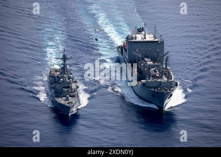 240618-N-NF288-252 MER DE CHINE MÉRIDIONALE (18 juin 2024) le destroyer de missiles guidés de classe Arleigh Burke USS Ralph Johnson (DDG 114), à gauche, effectue un réapprovisionnement en mer avec le USNS Wally Schirra (T-AKE-8), à droite, lors d'opérations bilatérales avec la frégate de classe Halifax de la Marine royale canadienne, le NCSM Montréal (FFH 336), en mer de Chine méridionale, le 18 juin 2024. Des opérations combinées comme celle-ci visent à améliorer l'interopérabilité entre les marines alliées et à soutenir un Indo-Pacifique libre et ouvert. Ralph Johnson est déployé en avant et affecté au Destroyer Squadron (DESRON) 15, le plus grand Desron de la Marine et le Banque D'Images