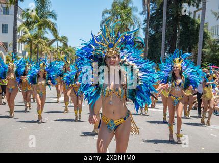 Santa Barbara, Californie, États-Unis. 22 juin 2024. Chars folles et fantaisistes alimentés par les gens, personnages costumés inhabituels, danseurs colorés, musiciens et autres prennent part à la 50e parade du solstice de Santa Barbara, qui fait partie des trois jours de célébration du solstice d'été, dont le thème cette année est ''vols de fantaisie''. La célébration du solstice, le plus grand événement artistique du comté de Santa Barbara, attire environ 100 000 personnes. (Crédit image : © PJ Heller/ZUMA Press Wire) USAGE ÉDITORIAL SEULEMENT! Non destiné à UN USAGE commercial ! Banque D'Images